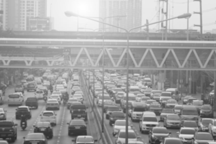 atasco borroso con smog en la carretera en bangkok , Tailandia , blanco y negro