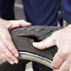 Éclatement des pneus dû à un mauvais entretien.