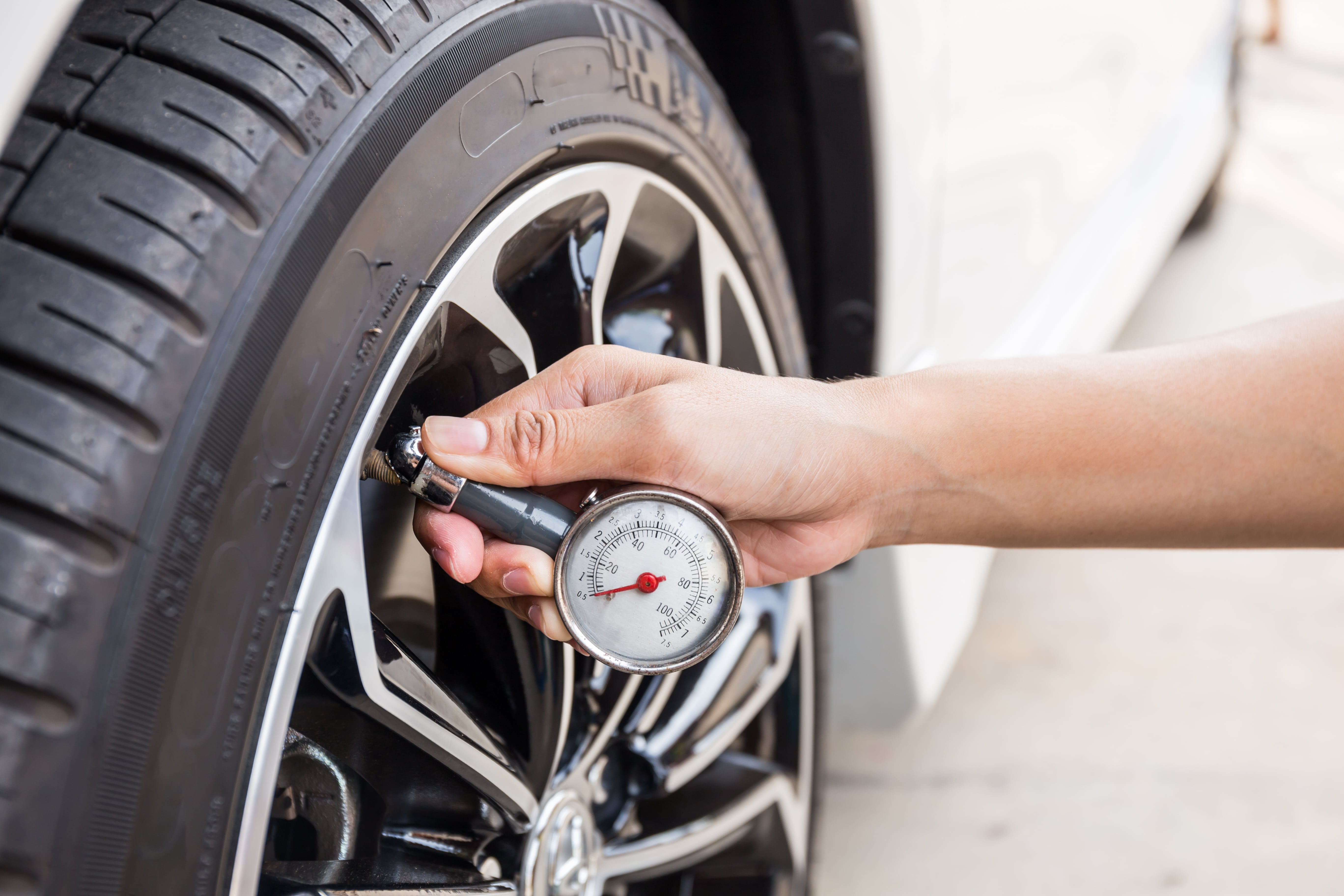 Revisión y mantenimiento de neumáticos