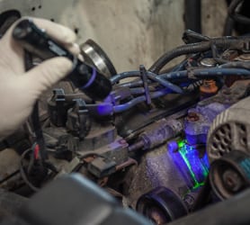 Fuorescent-Leak-Detection-UV-Inspection System mit Tracerline UV-Lampe prüfen