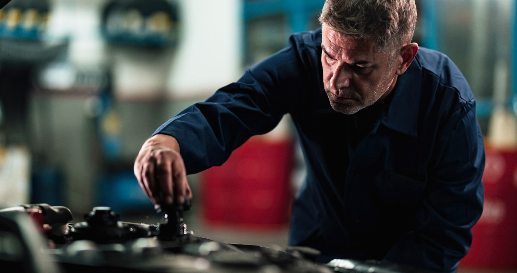 das Kühlmittel Deckel von das Kühlmittel Reservieren Panzer im das Auto  Kühler Kühlung System. Mechaniker Hand